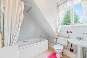 En Sute Bathroom- click for photo gallery
